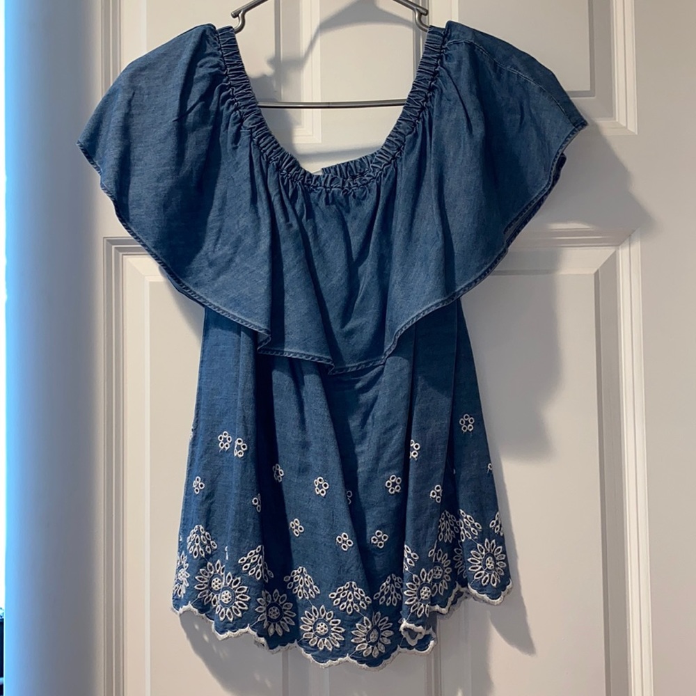 Blue blouse with flowers in white